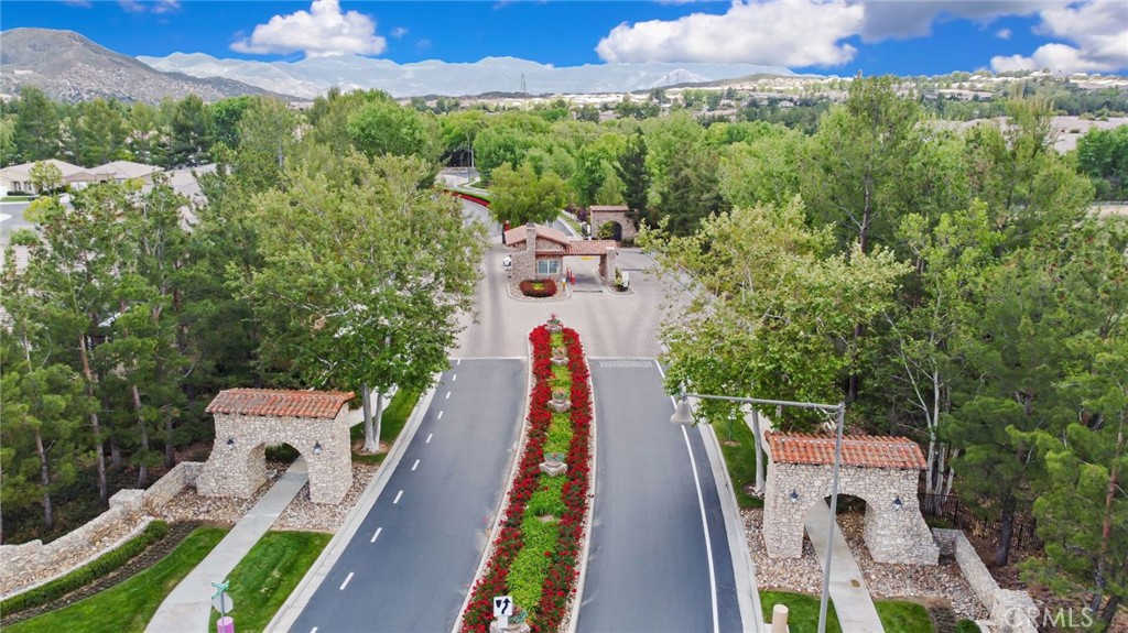 https://media.crmls.org/medias/e9f4f63b-874a-489d-95c2-084322a6365a.jpg?preset=X-Large