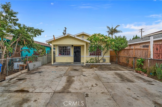 11513 S San Pedro, Los Angeles CA: https://media.crmls.org/medias/e9f4fec5-8dee-4ebc-bc24-219c21112d8c.jpg
