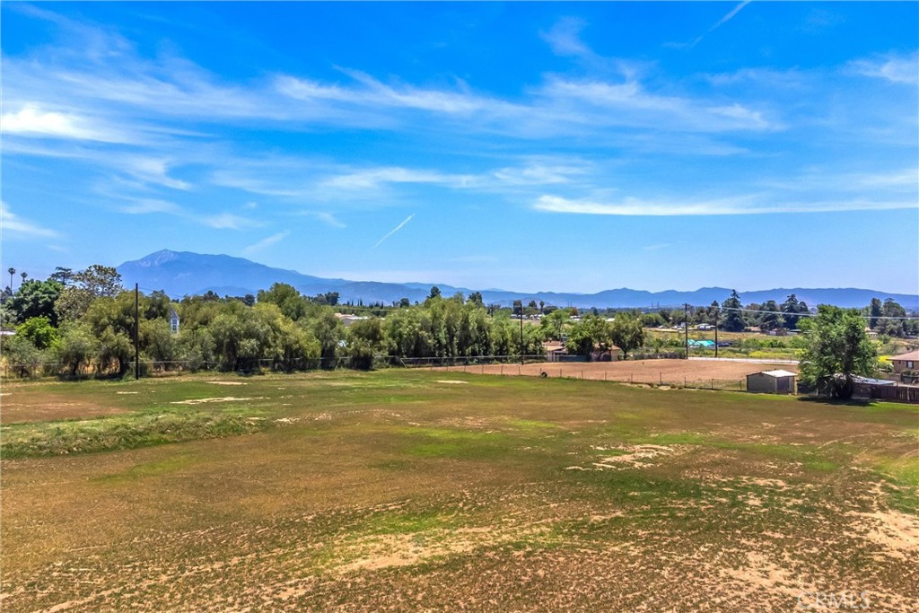 https://media.crmls.org/medias/e9f5c3ad-6434-4efe-a6ed-cdfa14180b66.jpg?preset=X-Large