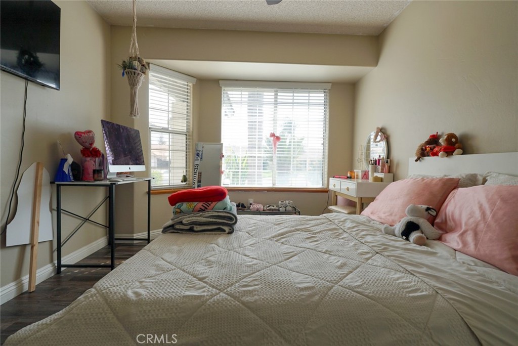 https://media.crmls.org/medias/e9f65447-2081-4586-ac38-163c88677c91.jpg?preset=X-Large
