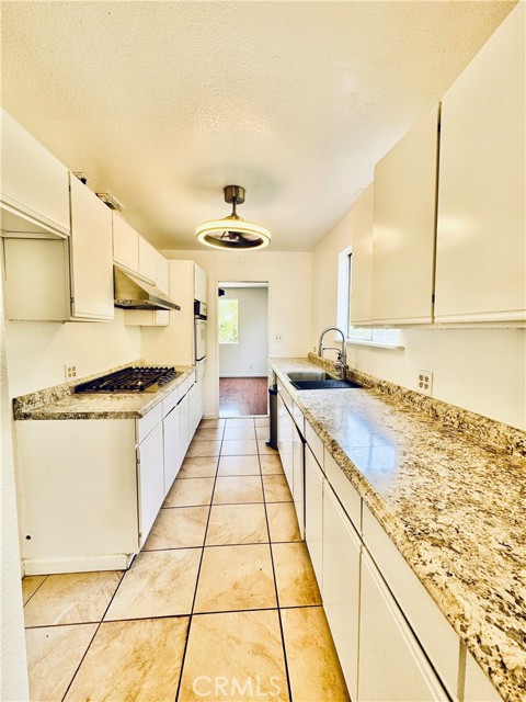 Detail Gallery Image 2 of 20 For 7019 Chimineas Ave, Reseda,  CA 91335 - 5 Beds | 4 Baths