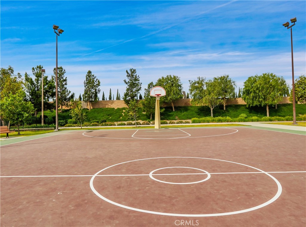 https://media.crmls.org/medias/e9f8603f-3246-410f-8422-fca7722e660b.jpg?preset=X-Large