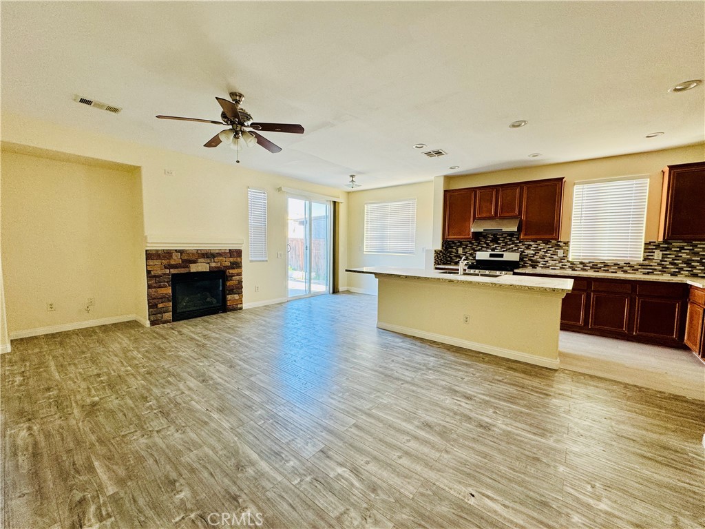 https://media.crmls.org/medias/e9fa6e53-41de-4aec-aa14-3f07c6468d0c.jpg?preset=X-Large