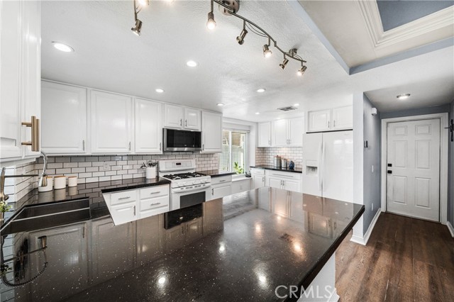 Detail Gallery Image 3 of 26 For 27097 Quail Creek Ct, Temecula,  CA 92591 - 4 Beds | 2/1 Baths