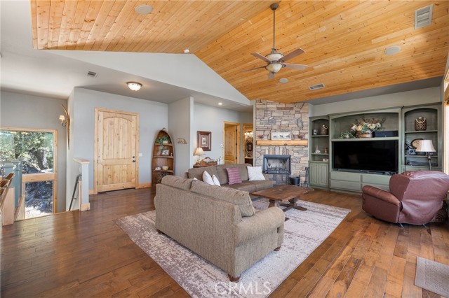 39828 Granite Ridge Lane, Bass Lake CA: https://media.crmls.org/medias/e9fe8244-3a1a-458b-9348-11650be625e5.jpg
