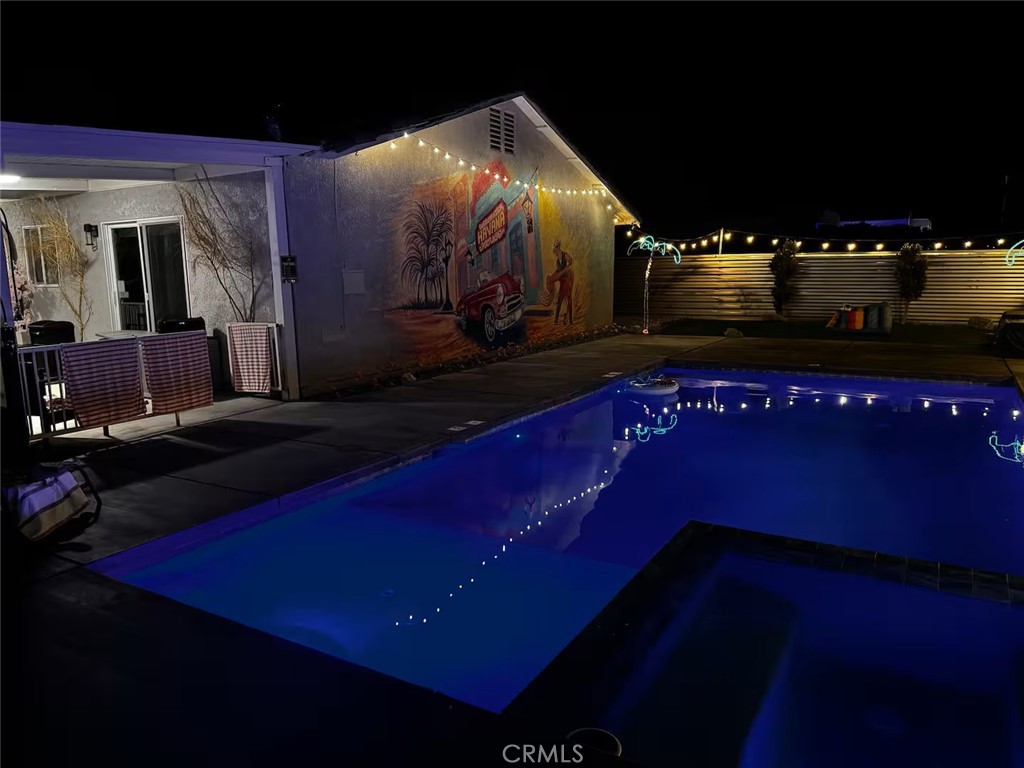 https://media.crmls.org/medias/e9ffb4b8-db8f-4cb9-8e26-ac7daae04053.jpg?preset=X-Large