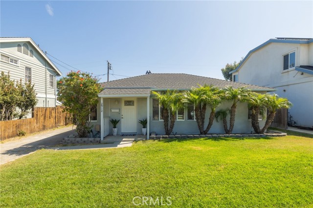 Enter your new home. Big front yard.