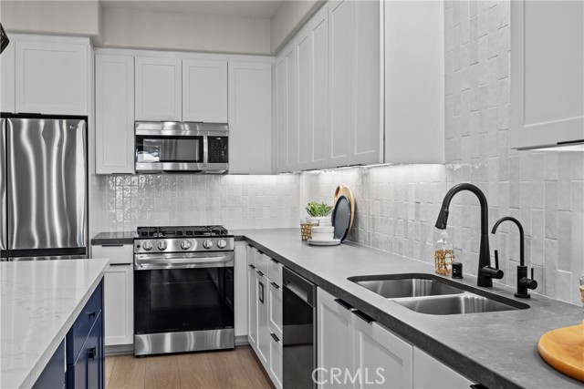 Detail Gallery Image 6 of 19 For 1936 W Sycamore Dr, Compton,  CA 90220 - 3 Beds | 3/1 Baths