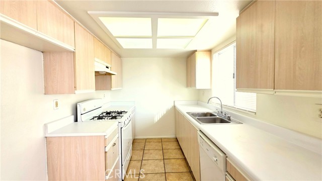 Detail Gallery Image 4 of 18 For 937 E Deodar St #7,  Ontario,  CA 91764 - 2 Beds | 2 Baths