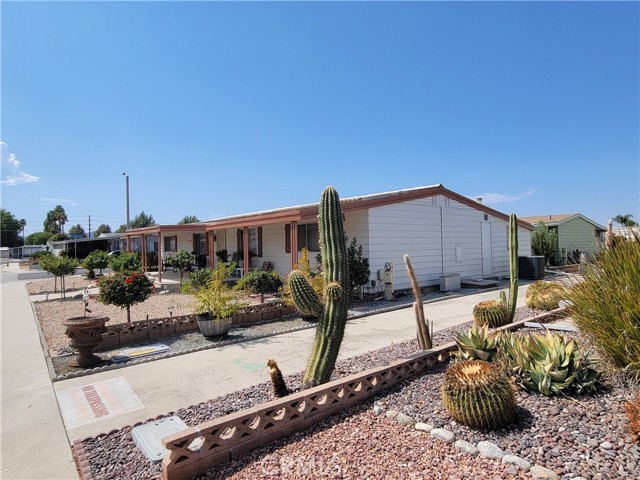 Detail Gallery Image 2 of 29 For 950 via Del Mesa, Hemet,  CA 92543 - 3 Beds | 2 Baths