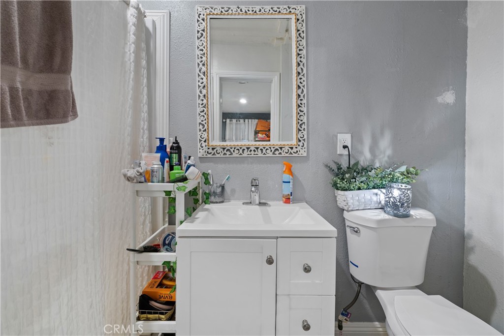 https://media.crmls.org/medias/ea08a915-ba7f-4a84-a117-69c66788ec40.jpg?preset=X-Large