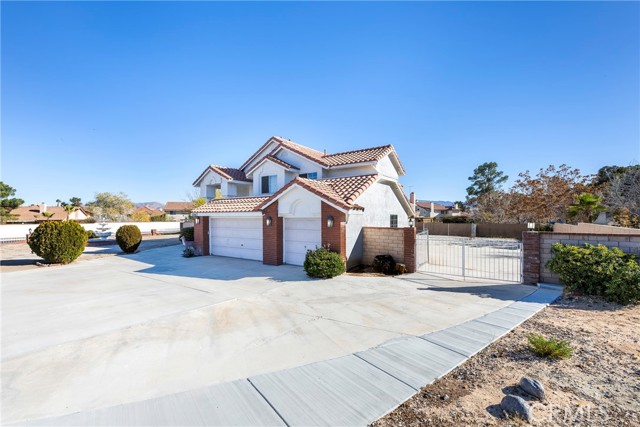 Detail Gallery Image 9 of 64 For 20463 Little Bear Ct, Apple Valley,  CA 92308 - 5 Beds | 3 Baths