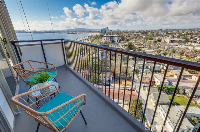 2999 E Ocean Boulevard, Long Beach CA: https://media.crmls.org/medias/ea12e474-79ef-46aa-a690-bab4801cb95b.jpg