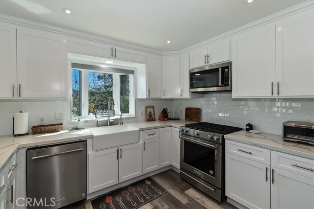 Detail Gallery Image 15 of 58 For 27565 North Bay Rd, Lake Arrowhead,  CA 92352 - 4 Beds | 4 Baths