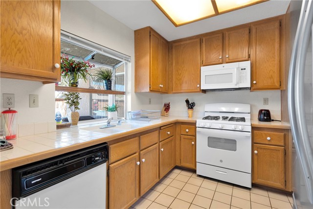 Detail Gallery Image 9 of 33 For 12439 Glennaire Pl, Victorville,  CA 92395 - 2 Beds | 2 Baths