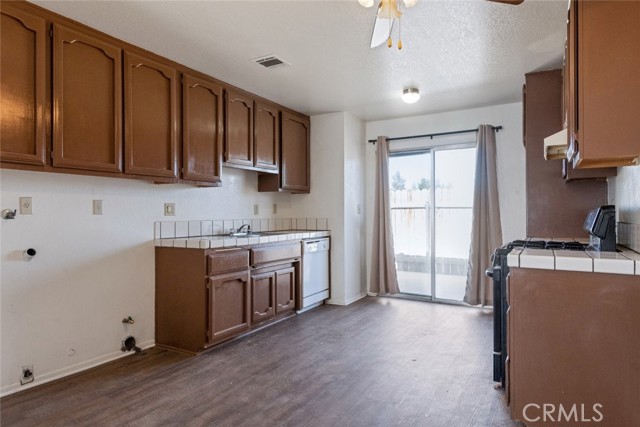 20705 Thunderbird Road, Apple Valley CA: https://media.crmls.org/medias/ea149b10-f2d5-4840-8933-4aa5eeb057b1.jpg