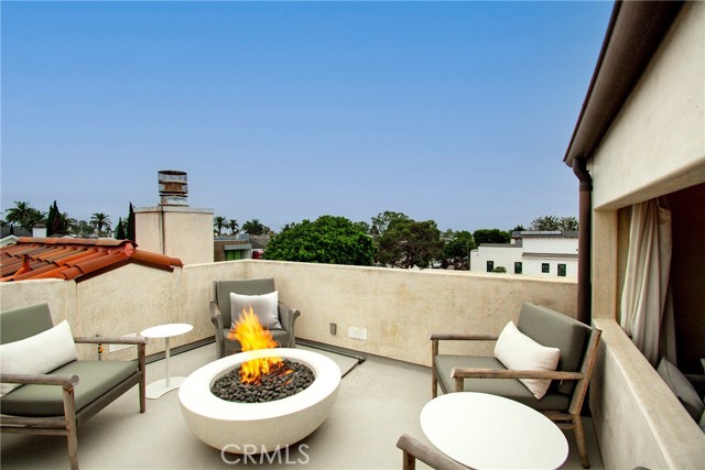613 Larkspur Avenue, Corona del Mar CA: https://media.crmls.org/medias/ea14f3f4-fbc2-47d6-b56f-7357a94fd17f.jpg