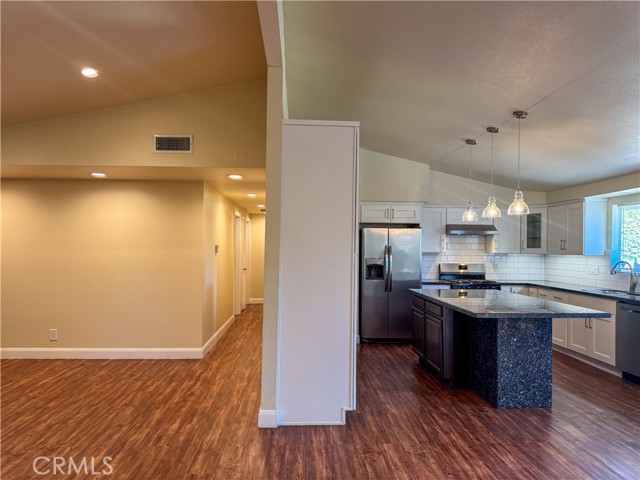 Detail Gallery Image 4 of 27 For 12162 Bradford, Granada Hills,  CA 91344 - 3 Beds | 2/1 Baths
