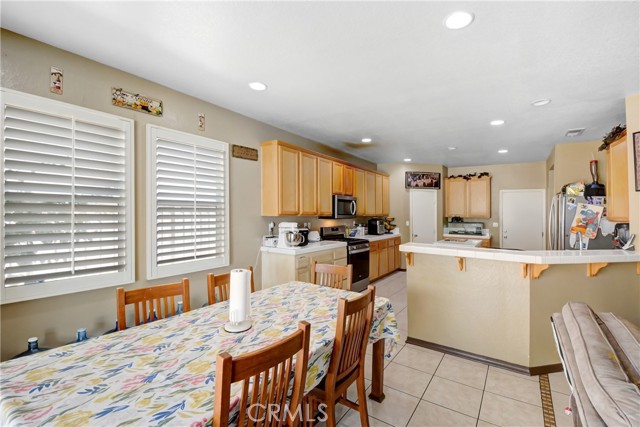 Detail Gallery Image 5 of 16 For 1053 Indiangrass Dr, Hemet,  CA 92545 - 5 Beds | 2/1 Baths