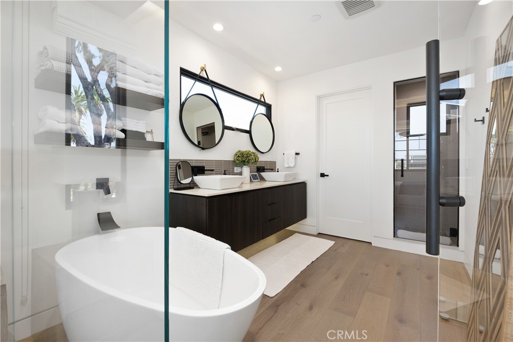 Ea199820 De3f 4c4a 9eb9 D7f55ef4459a