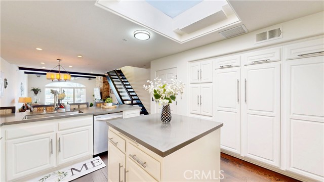 4257 E Ocean Boulevard, Long Beach CA: https://media.crmls.org/medias/ea1b191c-167b-4def-bce4-dcf6c2db964a.jpg