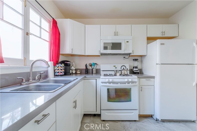 Detail Gallery Image 7 of 16 For 5124 De Longpre Ave #3/4,  Los Angeles,  CA 90027 - 2 Beds | 1 Baths