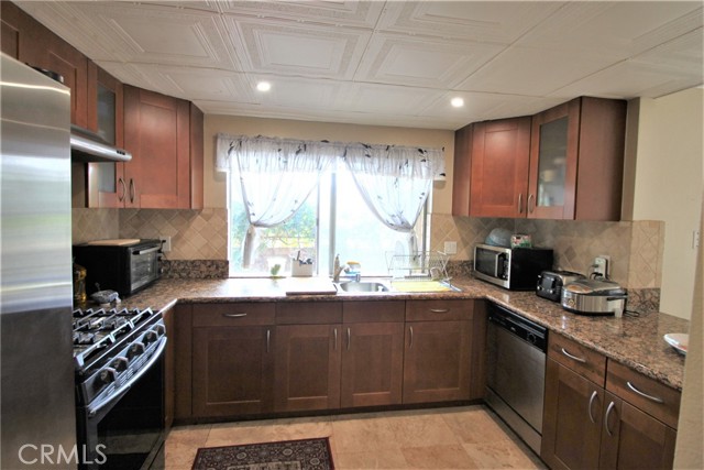 Family Kitchen- newer cabinets, gas stove, granite Countertops