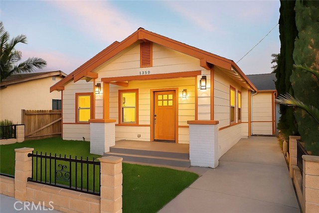 Detail Gallery Image 2 of 15 For 1350 E 8th, Long Beach,  CA 90813 - 5 Beds | 3 Baths