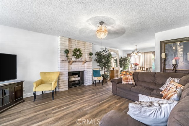 Detail Gallery Image 6 of 25 For 1751 W Santa Ana, Fresno,  CA 93705 - 2 Beds | 2/1 Baths