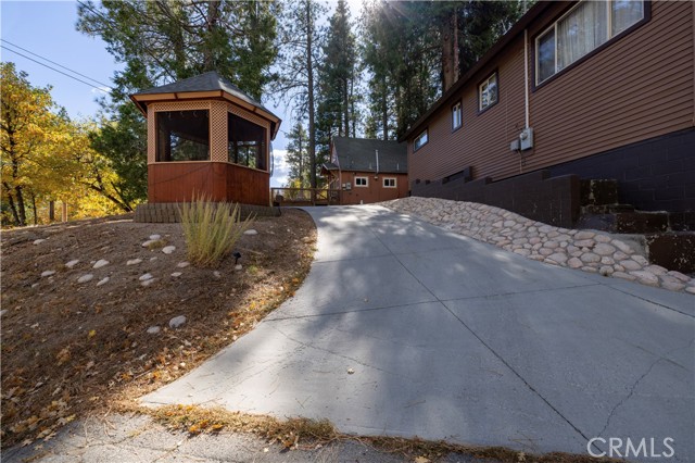 Detail Gallery Image 3 of 54 For 2242 Deep Creek Dr, Running Springs,  CA 92382 - 2 Beds | 2 Baths