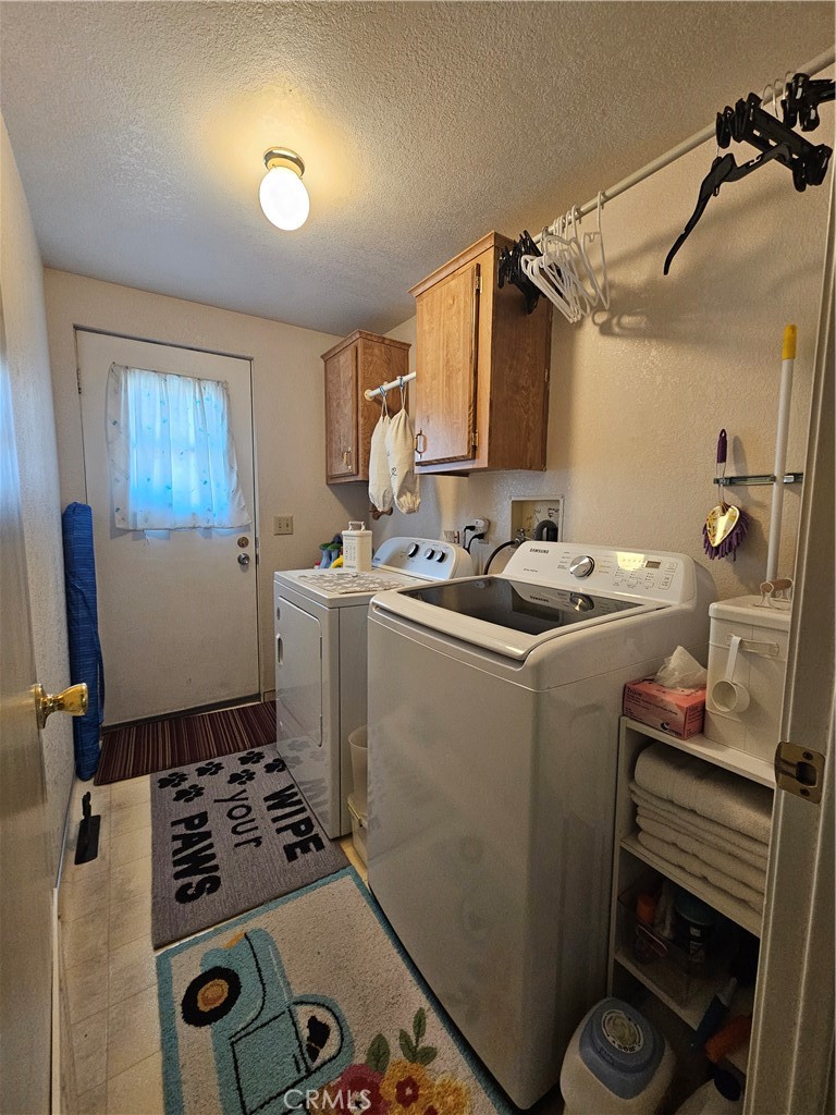 https://media.crmls.org/medias/ea2b0fb1-e3fc-470d-8dac-235ef7e442d3.jpg?preset=X-Large