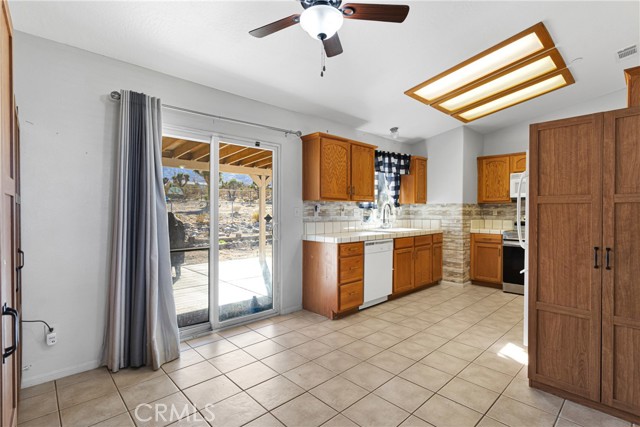 Detail Gallery Image 9 of 36 For 32725 Spinel Rd, Lucerne Valley,  CA 92356 - 3 Beds | 2 Baths