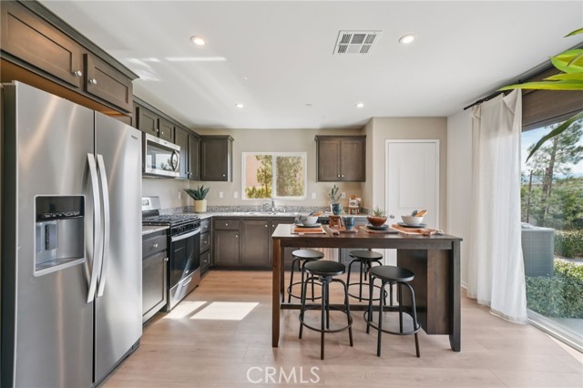 Detail Gallery Image 9 of 33 For 18786 Hampton Ln, Adelanto,  CA 92301 - 4 Beds | 3 Baths