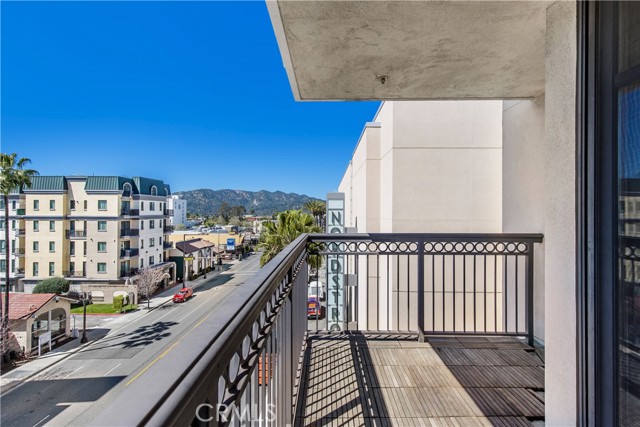 Detail Gallery Image 5 of 25 For 470 Caruso Ave, Glendale,  CA 91210 - 2 Beds | 3 Baths