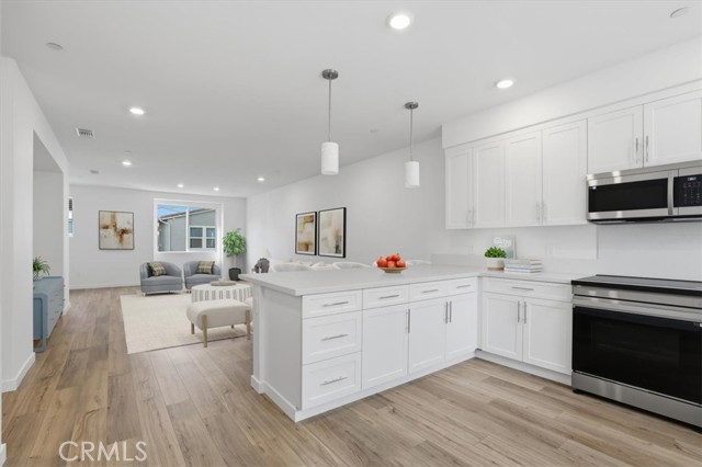 Detail Gallery Image 8 of 47 For 27317 Bear Creek Ln, Valencia,  CA 91381 - 3 Beds | 3/1 Baths