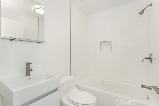 Detail Gallery Image 4 of 7 For 6745 Laurel Canyon Bld #205,  North Hollywood,  CA 91606 - 1 Beds | 1 Baths