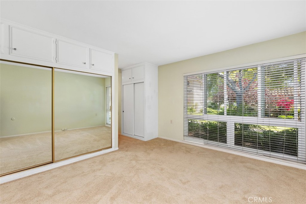 https://media.crmls.org/medias/ea407ddd-0e04-40dd-8ee3-d49ad02c08a4.jpg?preset=X-Large