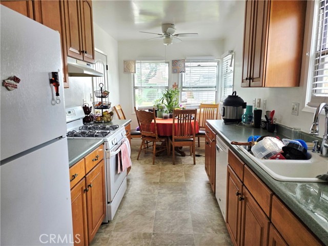 10446 Highdale Street, Bellflower CA: https://media.crmls.org/medias/ea41c7e2-7fca-4252-9d96-04e6197292cd.jpg
