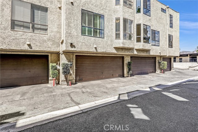 Detail Gallery Image 4 of 35 For 984 W Riverside Dr, Burbank,  CA 91506 - 3 Beds | 3 Baths