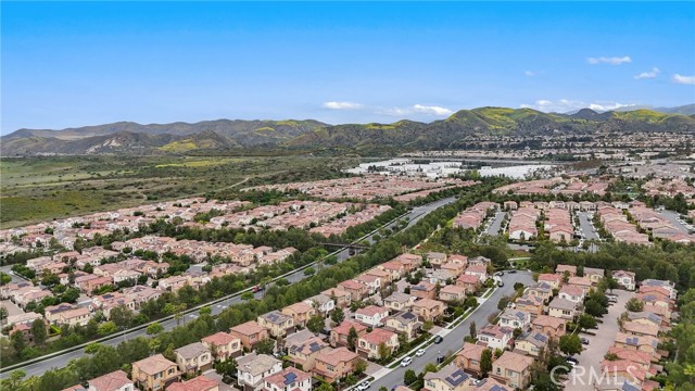 61 Fuchsia, Lake Forest CA: https://media.crmls.org/medias/ea42dbc0-f30b-4d86-952e-71f2017ebe6a.jpg