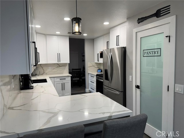 Detail Gallery Image 5 of 20 For 14755 Weeping Willow Ln, Fontana,  CA 92337 - 3 Beds | 2/1 Baths