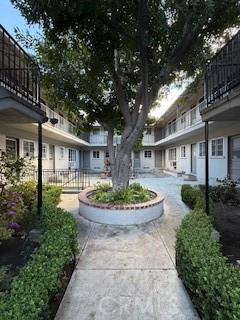 Detail Gallery Image 2 of 18 For 634 Glenwood Rd #5,  Glendale,  CA 91202 - 2 Beds | 1 Baths