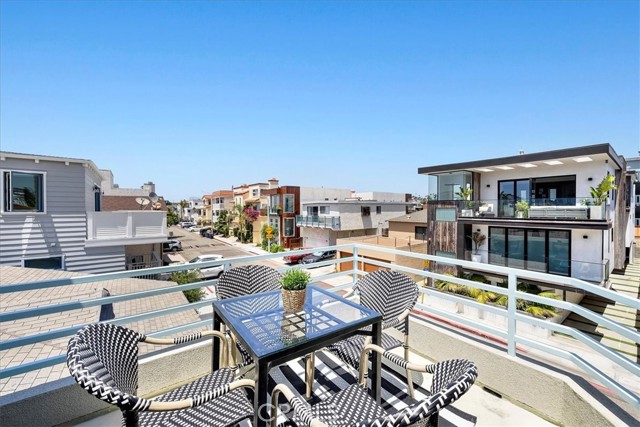 Spacious deck off living room