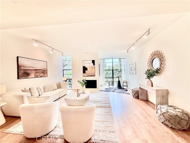 Detail Gallery Image 4 of 26 For 3884 Fredonia Dr #F,  Los Angeles,  CA 90068 - 2 Beds | 3 Baths