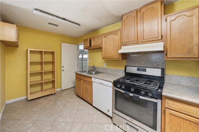 Detail Gallery Image 11 of 21 For 7851 Cypress, Huntington Beach,  CA 92647 - – Beds | – Baths