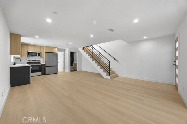 Detail Gallery Image 6 of 16 For 4513 Rosewood Ave #3,  Los Angeles,  CA 90004 - 3 Beds | 3 Baths