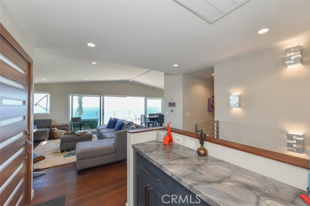 Detail Gallery Image 5 of 38 For 2192 Crestview Dr, Laguna Beach,  CA 92651 - 3 Beds | 3/1 Baths