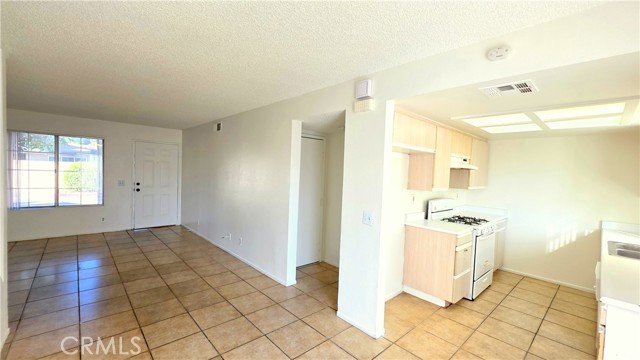 Detail Gallery Image 3 of 18 For 937 E Deodar St #7,  Ontario,  CA 91764 - 2 Beds | 2 Baths
