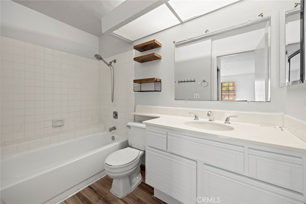 https://media.crmls.org/medias/ea5c5dc4-feab-4607-bdc8-95bda2ecd27d.jpg?preset=X-Large