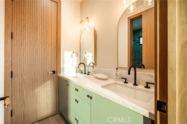 1721 Oak Avenue, Manhattan Beach CA: https://media.crmls.org/medias/ea5cba8c-4175-4c4d-8d44-ababcf03bbe3.jpg